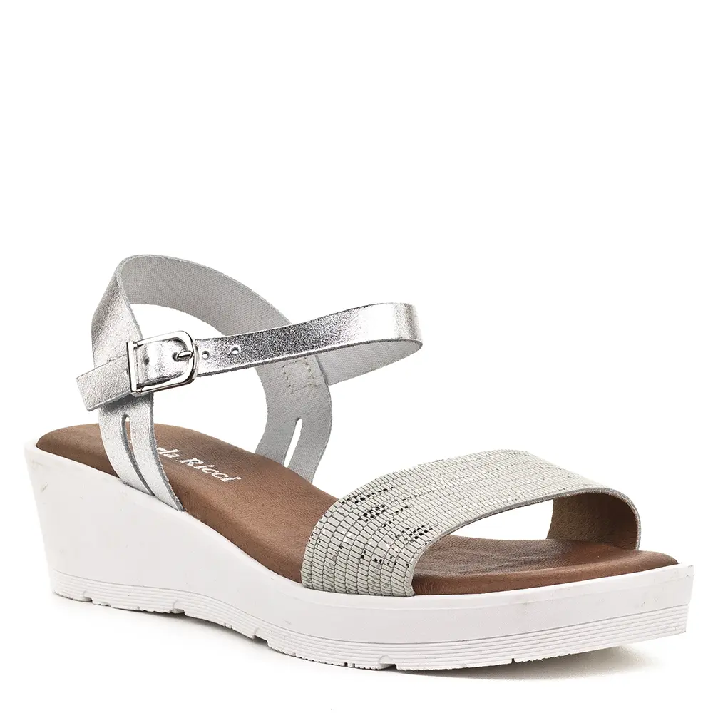 Carla Ricci női szandál enyhén emelt sarokrésszel. 2 cm vastag talpú, sarokrészen 4 cm magas nagyon kényelmes, párnázott talpú bőr szandál.