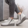Anna Viotti női telitalpú bokacsizma szürke színben. Talpa 2cm vastag, sarka 5 cm magas. Textil béléssel készült, két oldalt cipzár segíti a felvételt.