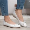 Tamaris 1-22108-42 140 fehér balerina cipő A Tamaris 1-22108-42 140 egy fehér színű, lapos balerina cipő, mely klasszikus fazonjával, vékony talpával és bájos masni díszítésével tökéletes választás a mindennapokra. Ez a belebújós, kerek orrú modell a TouchIt memóriahabos talpbéléssel gondoskodik arról, hogy minden lépésed puha és könnyed legyen. Ideális választás a lapos cipők kedvelőinek.