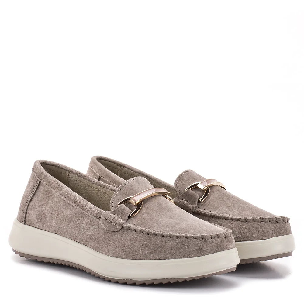 Filippo DP6135/25 TP bézs bőr női mokaszín cipő Tavaszi-nyári kényelem a Filippótól! A Filippo DP6135/25 TP egy bézs (TAUPE) színű, bebújós női mokaszín, mely a klasszikus stílust a kényelemmel ötvözi. Ez a kerek orrú modell velúr bőrből készült, mely rendkívül puha és kellemes tapintású. A cipő elején található arany színű fém dísz elegáns megjelenést kölcsönöz, míg a lapos talp és a bőr talpbélés garantálja a maximális komfortérzetet. Ez a Filippo mokaszín rendkívül könnyű, szinte észrevétlen a lábon, így tökéletes választás a tavaszi és nyári hónapokra.