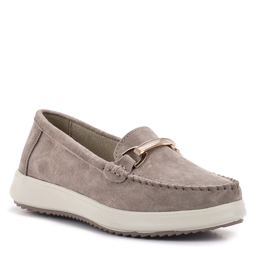 Filippo DP6135/25 TP bézs bőr női mokaszín cipő Tavaszi-nyári kényelem a Filippótól! A Filippo DP6135/25 TP egy bézs (TAUPE) színű, bebújós női mokaszín, mely a klasszikus stílust a kényelemmel ötvözi. Ez a kerek orrú modell velúr bőrből készült, mely rendkívül puha és kellemes tapintású. A cipő elején található arany színű fém dísz elegáns megjelenést kölcsönöz, míg a lapos talp és a bőr talpbélés garantálja a maximális komfortérzetet. Ez a Filippo mokaszín rendkívül könnyű, szinte észrevétlen a lábon, így tökéletes választás a tavaszi és nyári hónapokra.