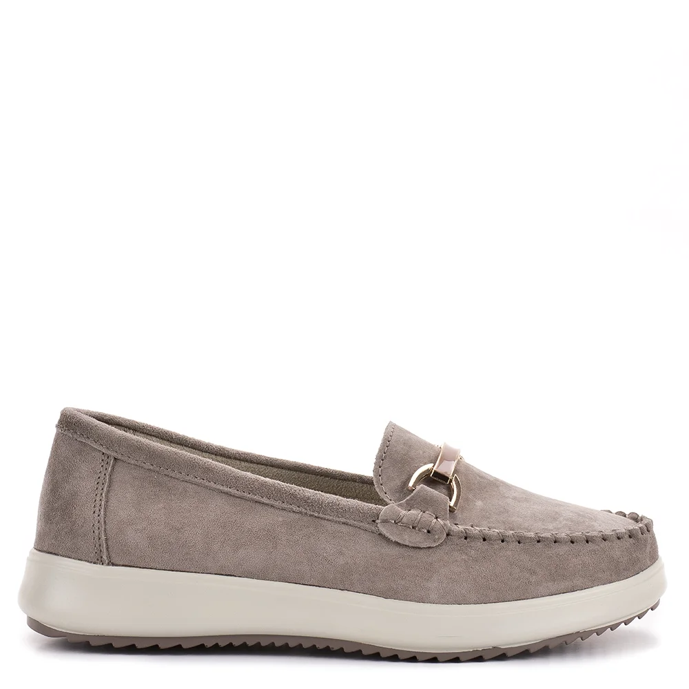 Filippo DP6135/25 TP bézs bőr női mokaszín cipő Tavaszi-nyári kényelem a Filippótól! A Filippo DP6135/25 TP egy bézs (TAUPE) színű, bebújós női mokaszín, mely a klasszikus stílust a kényelemmel ötvözi. Ez a kerek orrú modell velúr bőrből készült, mely rendkívül puha és kellemes tapintású. A cipő elején található arany színű fém dísz elegáns megjelenést kölcsönöz, míg a lapos talp és a bőr talpbélés garantálja a maximális komfortérzetet. Ez a Filippo mokaszín rendkívül könnyű, szinte észrevétlen a lábon, így tökéletes választás a tavaszi és nyári hónapokra.