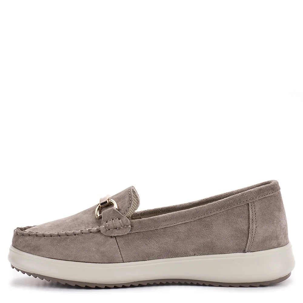 Filippo DP6135/25 TP bézs bőr női mokaszín cipő Tavaszi-nyári kényelem a Filippótól! A Filippo DP6135/25 TP egy bézs (TAUPE) színű, bebújós női mokaszín, mely a klasszikus stílust a kényelemmel ötvözi. Ez a kerek orrú modell velúr bőrből készült, mely rendkívül puha és kellemes tapintású. A cipő elején található arany színű fém dísz elegáns megjelenést kölcsönöz, míg a lapos talp és a bőr talpbélés garantálja a maximális komfortérzetet. Ez a Filippo mokaszín rendkívül könnyű, szinte észrevétlen a lábon, így tökéletes választás a tavaszi és nyári hónapokra.