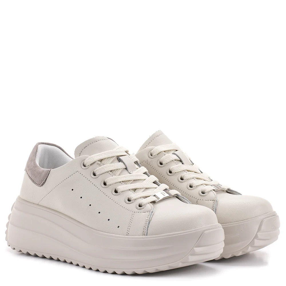 Filippo DP6739/25 BE bézs bőr női utcai sportcipő Divat, kényelem és vagány megjelenés a Filippótól! A Filippo DP6739/25 BE egy bézs színű, fűzős, bőr női utcai sportcipő, mely a kényelem mellett a divatos, fiatalos megjelenést is biztosítja. Ez a kerek orrú modell vastag, különleges talpával garantáltan felhívja magára a figyelmet. A sarokrészen található bézs színű velúr betét pedig egyedi és stílusos megjelenést kölcsönöz neki. Ez a Filippo cipő nemcsak divatos, de rendkívül kényelmes is. A természetes bőr felsőrész és a bőr talpbélés gondoskodik a lábad kényelméről egész nap. A fűzős kialakítás lehetővé teszi a tökéletes illeszkedést.