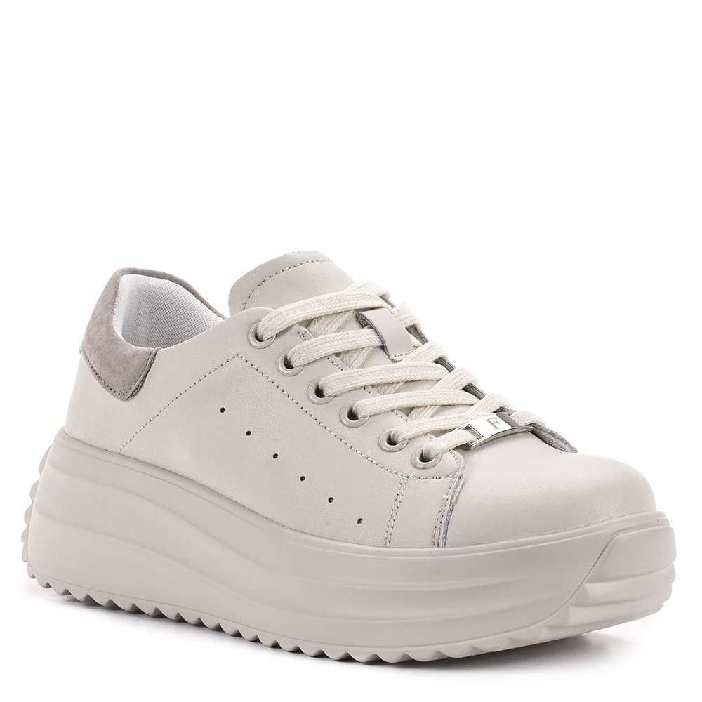 Filippo DP6739/25 BE bézs bőr női utcai sportcipő Divat, kényelem és vagány megjelenés a Filippótól! A Filippo DP6739/25 BE egy bézs színű, fűzős, bőr női utcai sportcipő, mely a kényelem mellett a divatos, fiatalos megjelenést is biztosítja. Ez a kerek orrú modell vastag, különleges talpával garantáltan felhívja magára a figyelmet. A sarokrészen található bézs színű velúr betét pedig egyedi és stílusos megjelenést kölcsönöz neki. Ez a Filippo cipő nemcsak divatos, de rendkívül kényelmes is. A természetes bőr felsőrész és a bőr talpbélés gondoskodik a lábad kényelméről egész nap. A fűzős kialakítás lehetővé teszi a tökéletes illeszkedést.