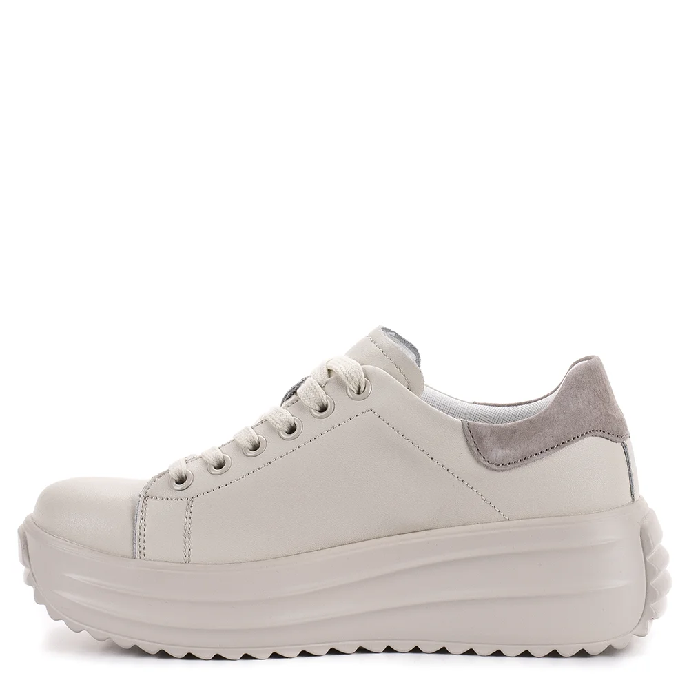 Filippo DP6739/25 BE bézs bőr női utcai sportcipő Divat, kényelem és vagány megjelenés a Filippótól! A Filippo DP6739/25 BE egy bézs színű, fűzős, bőr női utcai sportcipő, mely a kényelem mellett a divatos, fiatalos megjelenést is biztosítja. Ez a kerek orrú modell vastag, különleges talpával garantáltan felhívja magára a figyelmet. A sarokrészen található bézs színű velúr betét pedig egyedi és stílusos megjelenést kölcsönöz neki. Ez a Filippo cipő nemcsak divatos, de rendkívül kényelmes is. A természetes bőr felsőrész és a bőr talpbélés gondoskodik a lábad kényelméről egész nap. A fűzős kialakítás lehetővé teszi a tökéletes illeszkedést.