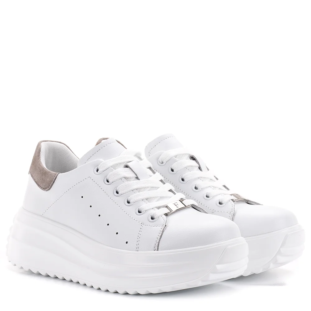 Filippo DP6739/25 WH BE fehér bőr női utcai sportcipő Trend és egyedi stílus a Filippótól! A Filippo DP6739/25 WH BE egy fehér színű, fűzős, bőr női utcai sportcipő, mely a komfortot és a divatos, fiatalos megjelenést helyezi előtérbe. Ez a kerek orrú modell markáns, vastag talpával vonzza a tekintetet, míg a sarokrészen található bézs színű velúr betét finom, de egyedi karaktert ad neki. Ez a Filippo cipő nemcsak a megjelenésével hódít, hanem a kényelmével is. A természetes bőr felsőrész és a bőr talpbélés gondoskodik arról, hogy lábaid egész nap kényelemben legyenek. A fűzős kialakításnak köszönhetően a cipő tökéletesen illeszkedik. Ideális választás a mindennapokra, legyen szó munkáról, városi sétáról, vagy egy laza baráti összejövetelről – ez a cipő minden helyzetben megállja a helyét.
