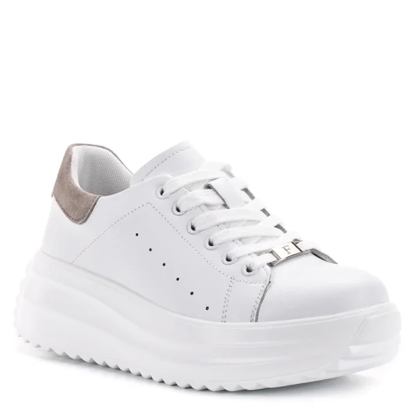 Filippo DP6739/25 WH BE fehér bőr női utcai sportcipő Trend és egyedi stílus a Filippótól! A Filippo DP6739/25 WH BE egy fehér színű, fűzős, bőr női utcai sportcipő, mely a komfortot és a divatos, fiatalos megjelenést helyezi előtérbe. Ez a kerek orrú modell markáns, vastag talpával vonzza a tekintetet, míg a sarokrészen található bézs színű velúr betét finom, de egyedi karaktert ad neki. Ez a Filippo cipő nemcsak a megjelenésével hódít, hanem a kényelmével is. A természetes bőr felsőrész és a bőr talpbélés gondoskodik arról, hogy lábaid egész nap kényelemben legyenek. A fűzős kialakításnak köszönhetően a cipő tökéletesen illeszkedik. Ideális választás a mindennapokra, legyen szó munkáról, városi sétáról, vagy egy laza baráti összejövetelről – ez a cipő minden helyzetben megállja a helyét.