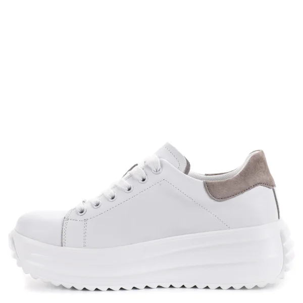 Filippo DP6739/25 WH BE fehér bőr női utcai sportcipő Trend és egyedi stílus a Filippótól! A Filippo DP6739/25 WH BE egy fehér színű, fűzős, bőr női utcai sportcipő, mely a komfortot és a divatos, fiatalos megjelenést helyezi előtérbe. Ez a kerek orrú modell markáns, vastag talpával vonzza a tekintetet, míg a sarokrészen található bézs színű velúr betét finom, de egyedi karaktert ad neki. Ez a Filippo cipő nemcsak a megjelenésével hódít, hanem a kényelmével is. A természetes bőr felsőrész és a bőr talpbélés gondoskodik arról, hogy lábaid egész nap kényelemben legyenek. A fűzős kialakításnak köszönhetően a cipő tökéletesen illeszkedik. Ideális választás a mindennapokra, legyen szó munkáról, városi sétáról, vagy egy laza baráti összejövetelről – ez a cipő minden helyzetben megállja a helyét.
