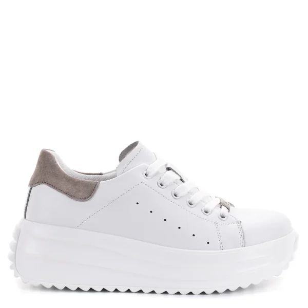 Filippo DP6739/25 WH BE fehér bőr női utcai sportcipő Trend és egyedi stílus a Filippótól! A Filippo DP6739/25 WH BE egy fehér színű, fűzős, bőr női utcai sportcipő, mely a komfortot és a divatos, fiatalos megjelenést helyezi előtérbe. Ez a kerek orrú modell markáns, vastag talpával vonzza a tekintetet, míg a sarokrészen található bézs színű velúr betét finom, de egyedi karaktert ad neki. Ez a Filippo cipő nemcsak a megjelenésével hódít, hanem a kényelmével is. A természetes bőr felsőrész és a bőr talpbélés gondoskodik arról, hogy lábaid egész nap kényelemben legyenek. A fűzős kialakításnak köszönhetően a cipő tökéletesen illeszkedik. Ideális választás a mindennapokra, legyen szó munkáról, városi sétáról, vagy egy laza baráti összejövetelről – ez a cipő minden helyzetben megállja a helyét.