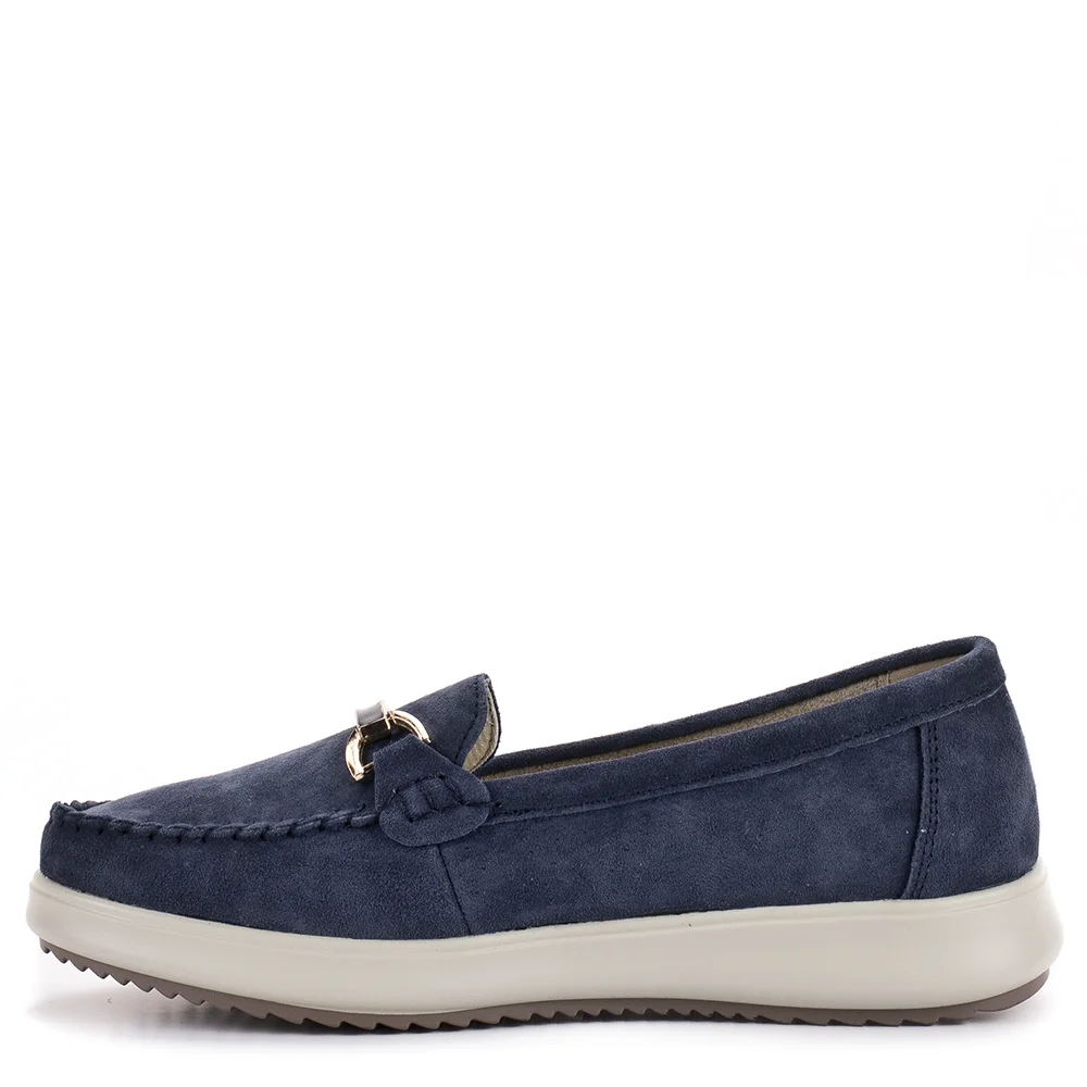 Filippo DP6135/25 NV kék női bőr mokaszín cipő Könnyedség és kényelem a Filippótól, tökéletes nyári színben! A Filippo DP6135/25 NV egy kék színű, bebújós női mokaszín, mely a klasszikus stílust a modern kényelemmel ötvözi, és tökéletesen illeszkedik a nyári hangulathoz és öltözékekhez. Ez a kerek orrú modell velúr bőrből készült, mely rendkívül puha és kellemes tapintású. A cipő elején található arany színű fém dísz elegáns megjelenést kölcsönöz, míg a lapos talp és a bőr talpbélés garantálja a maximális komfortérzetet. Ez a Filippo mokaszín rendkívül könnyű, szinte észrevétlen a lábon, így tökéletes választás a melegebb napokra. A kék szín pedig frissességet és vidámságot sugároz, tökéletesen passzol a nyári ruhákhoz, farmerhez, szoknyához, de akár egy elegánsabb nadrághoz is. 