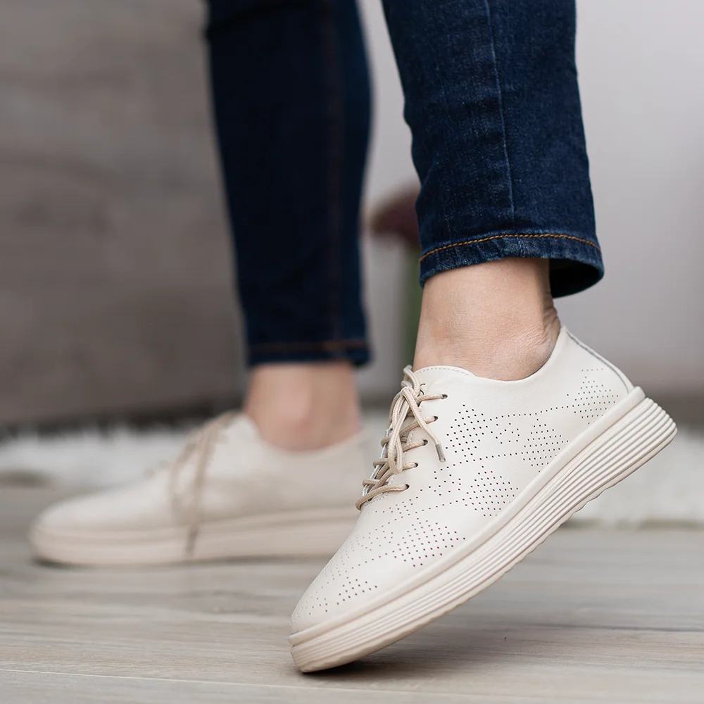 Pass lapos női fűzős bőr cipő bézs színben