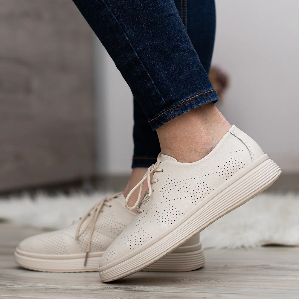 Pass lapos női fűzős bőr cipő bézs színben