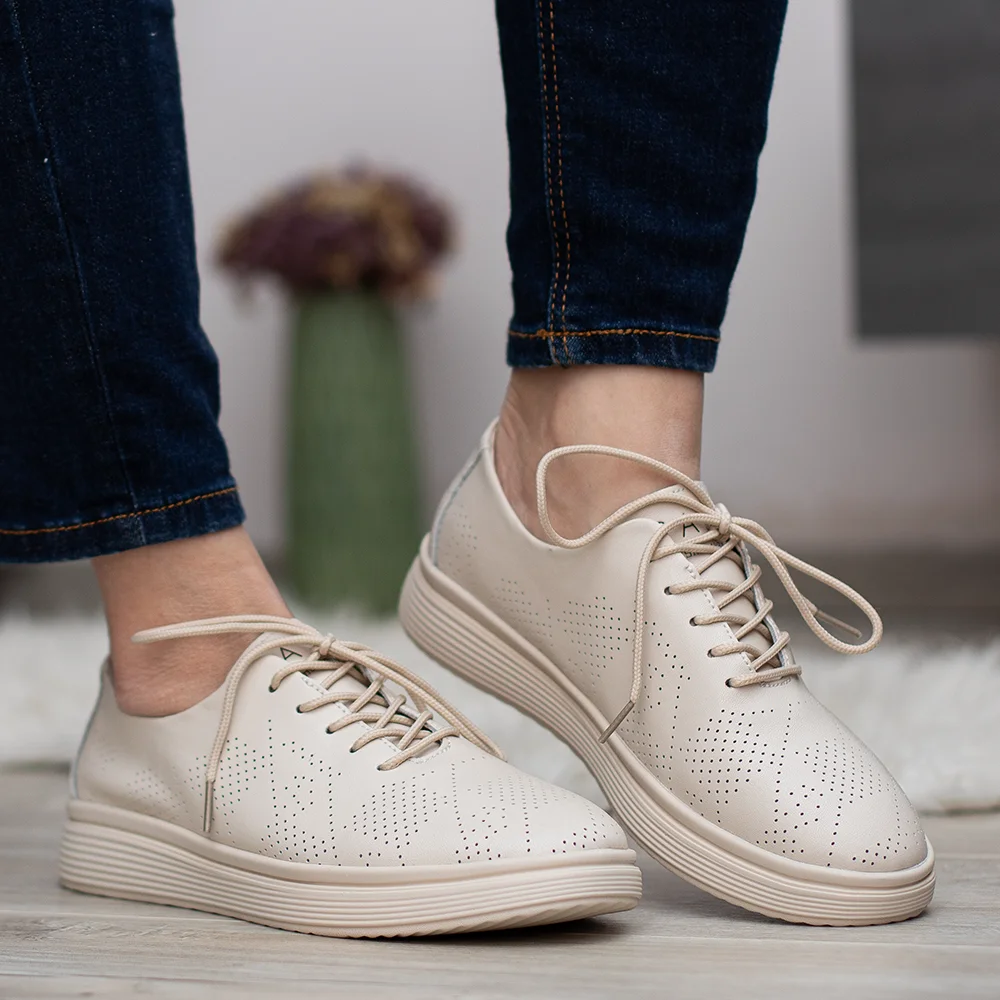 Pass lapos női fűzős bőr cipő bézs színben