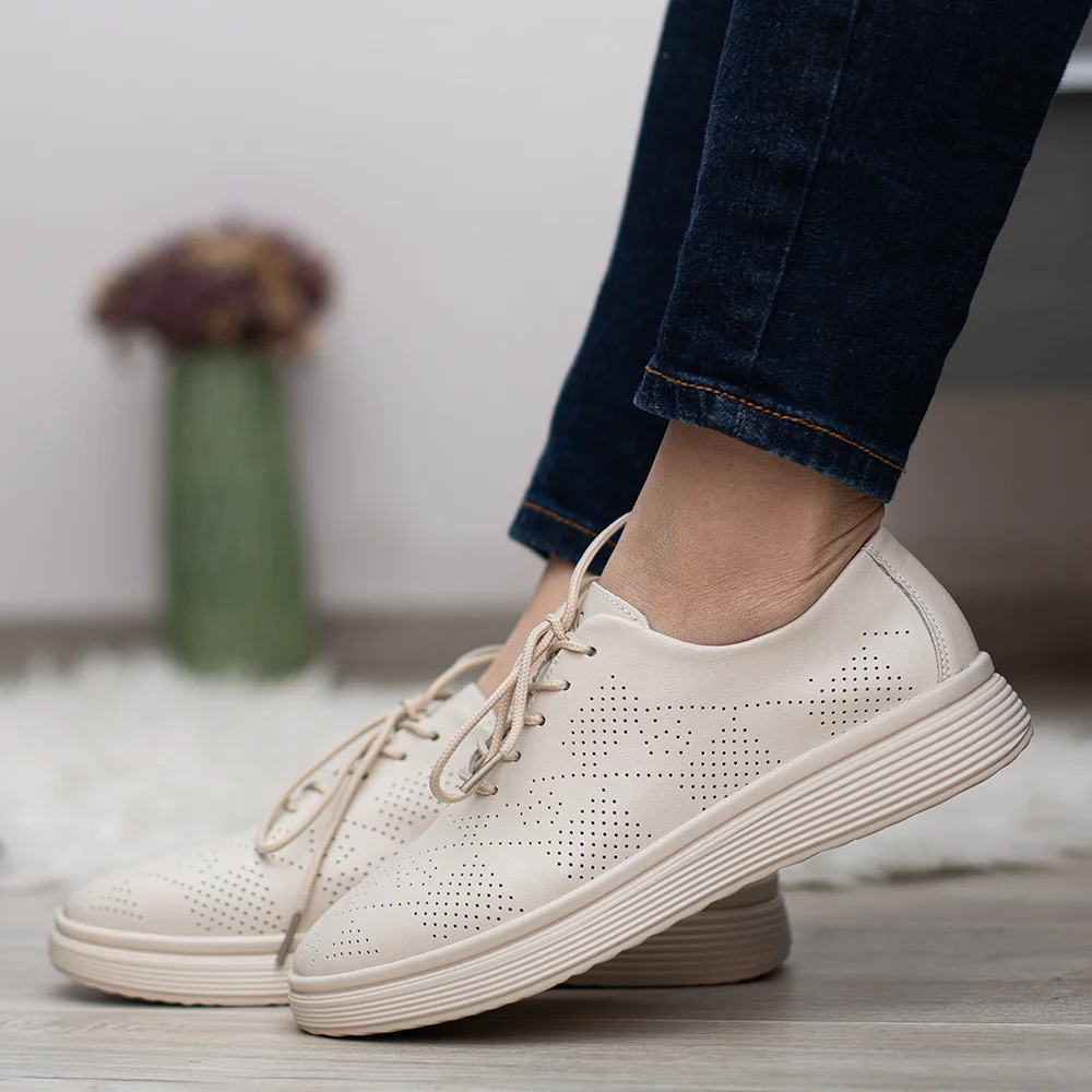 Pass lapos női fűzős bőr cipő bézs színben