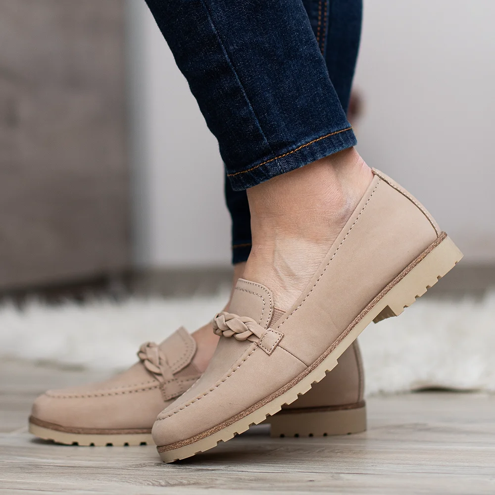 Tamaris lapos női bőr cipő lánc dísszel, nubuk bőrből. Bézs (Taupe) szín. Tamaris 1-24200-20 341