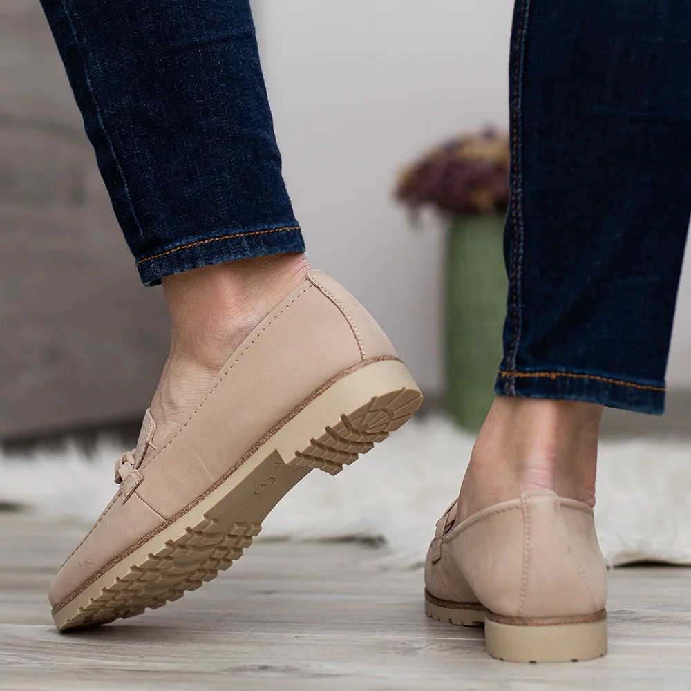 Tamaris lapos női bőr cipő lánc dísszel, nubuk bőrből. Bézs (Taupe) szín. Tamaris 1-24200-20 341