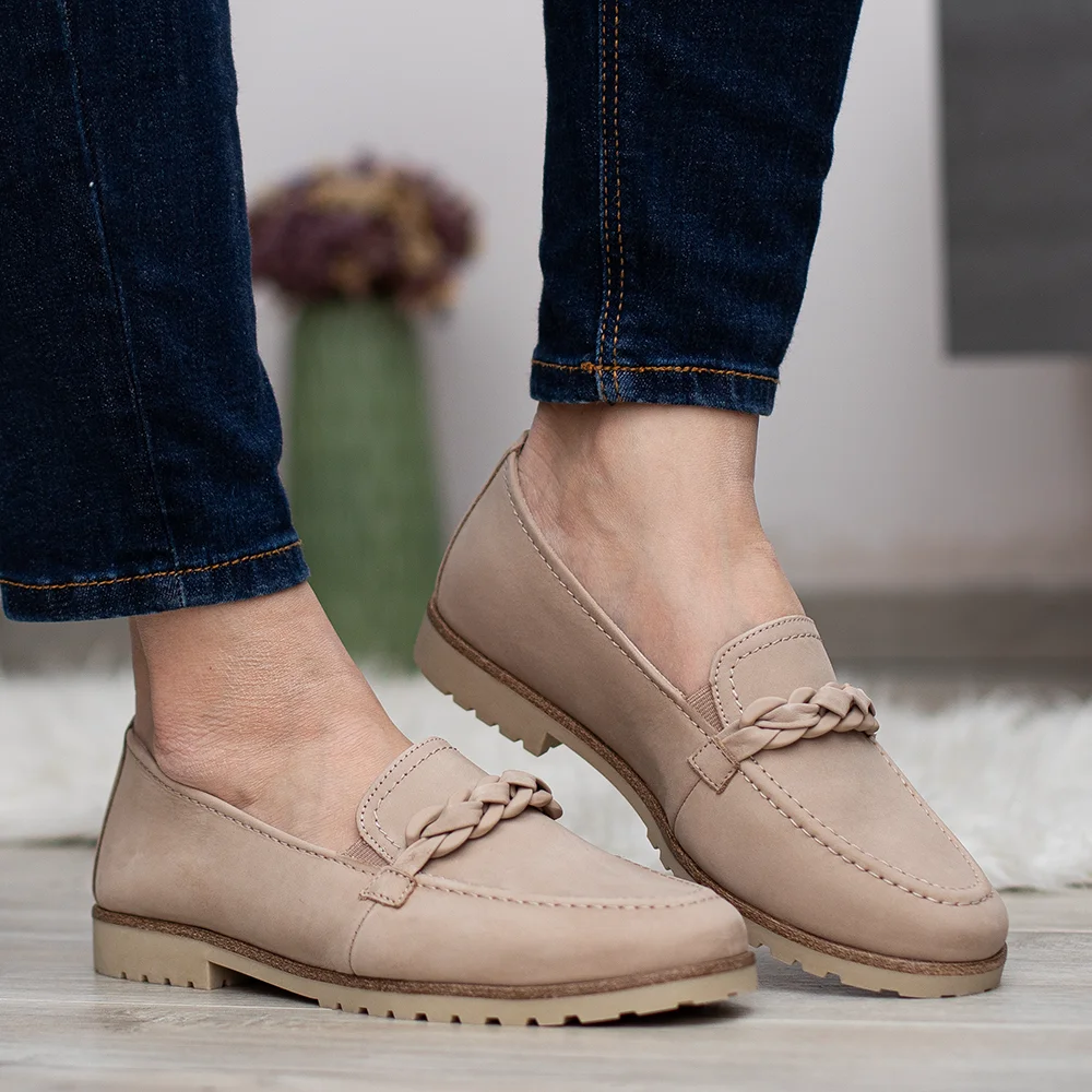 Tamaris lapos női bőr cipő lánc dísszel, nubuk bőrből. Bézs (Taupe) szín. Tamaris 1-24200-20 341