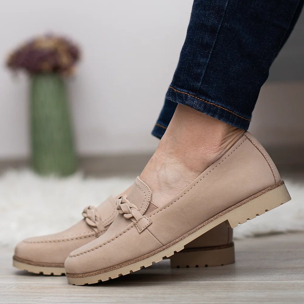 Tamaris lapos női bőr cipő lánc dísszel, nubuk bőrből. Bézs (Taupe) szín. Tamaris 1-24200-20 341