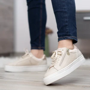 • Tamaris női tornacipő lapos talppal • Világos felsőrésszel készült, arany színű kiegészítőkkel • Fűzős utcai sportcipő komfortos kivitelben