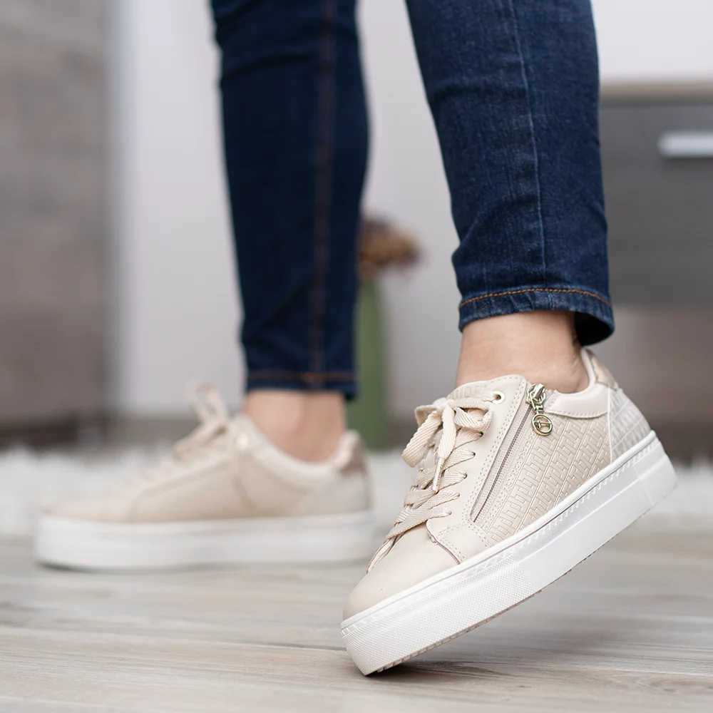 • Tamaris női tornacipő lapos talppal • Világos felsőrésszel készült, arany színű kiegészítőkkel • Fűzős utcai sportcipő komfortos kivitelben