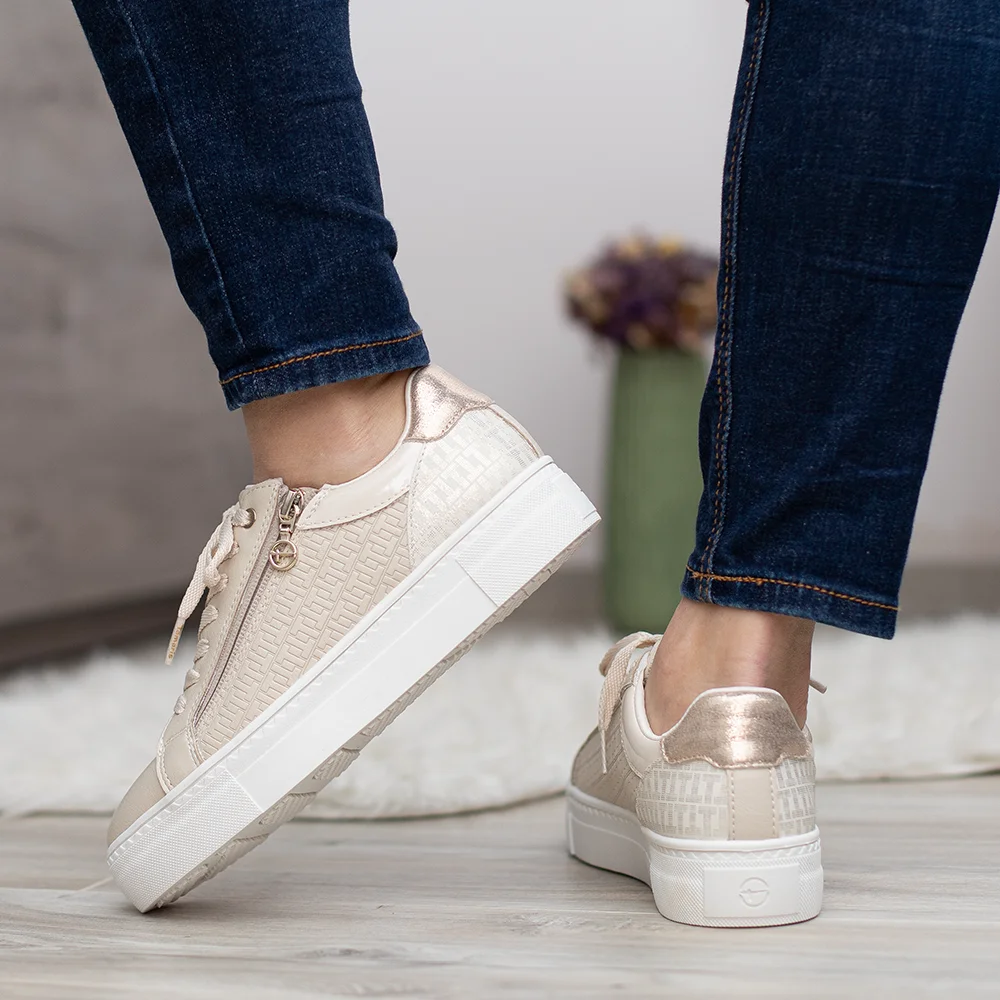 • Tamaris női tornacipő lapos talppal • Világos felsőrésszel készült, arany színű kiegészítőkkel • Fűzős utcai sportcipő komfortos kivitelben