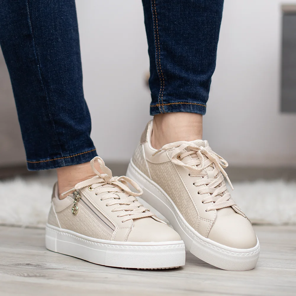 • Tamaris női tornacipő lapos talppal • Világos felsőrésszel készült, arany színű kiegészítőkkel • Fűzős utcai sportcipő komfortos kivitelben