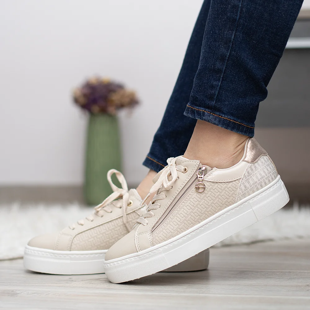 • Tamaris női tornacipő lapos talppal • Világos felsőrésszel készült, arany színű kiegészítőkkel • Fűzős utcai sportcipő komfortos kivitelben