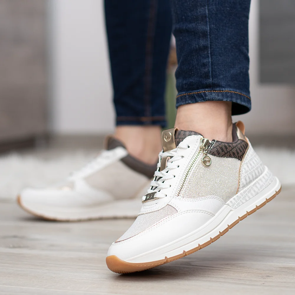 • Tamaris utcai sportcipő kombinált színben • Fűzős modell, de külső oldalán cipzár segíti a viselést • Komfortos kivitel az egész napos kényelemért