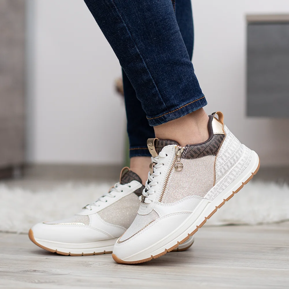 • Tamaris utcai sportcipő kombinált színben • Fűzős modell, de külső oldalán cipzár segíti a viselést • Komfortos kivitel az egész napos kényelemért