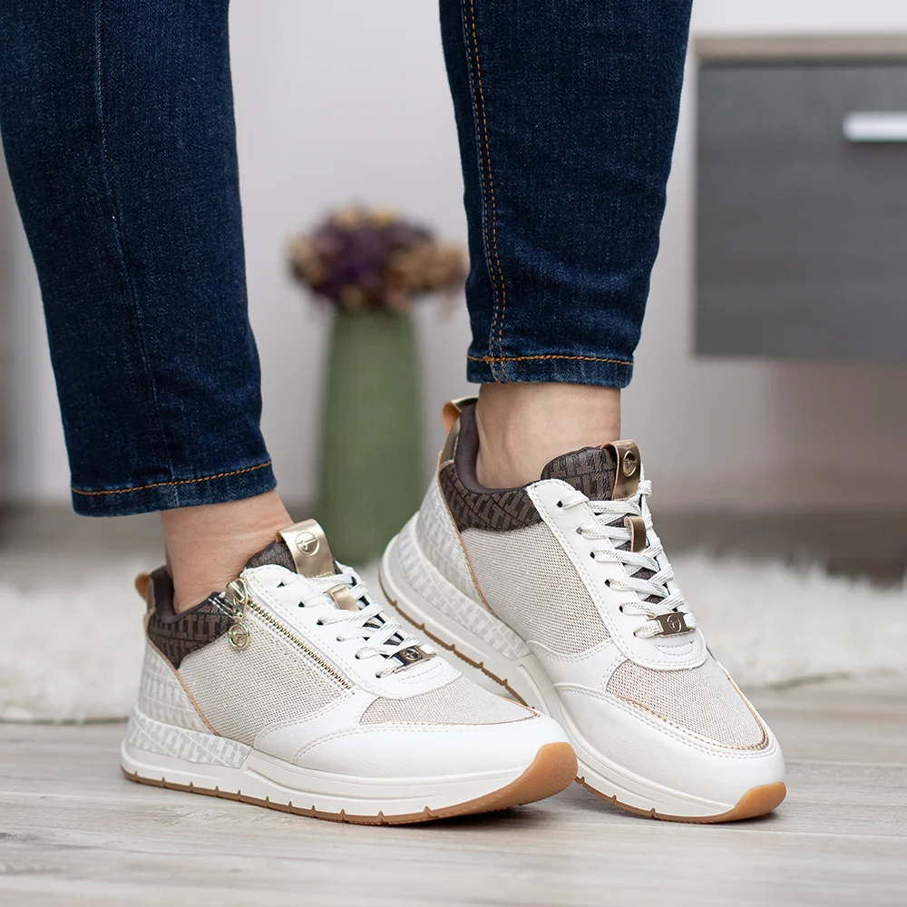 • Tamaris utcai sportcipő kombinált színben • Fűzős modell, de külső oldalán cipzár segíti a viselést • Komfortos kivitel az egész napos kényelemért