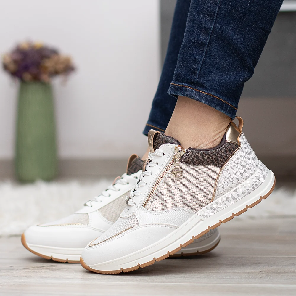 • Tamaris utcai sportcipő kombinált színben • Fűzős modell, de külső oldalán cipzár segíti a viselést • Komfortos kivitel az egész napos kényelemért