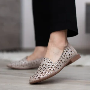 Filippo lapos női bőr cipő lyukacsos felsőrésszel, bézs-ezüst színben - Filippo DP7710/26 BE